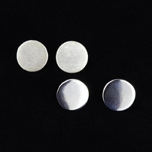 Runda silverörhängen av Marie-Helene Bornhall