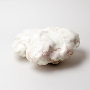 * Rosa skulptur i keramik av Charlotta Eidenskog