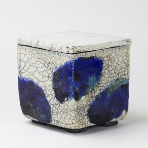 * Ask i keramik av Cecilia Kraitz