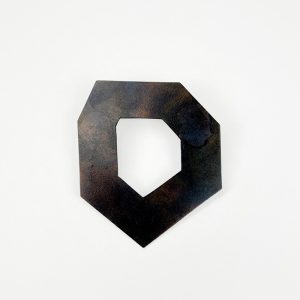 Geometrisk brosch av AnneLouise Messing